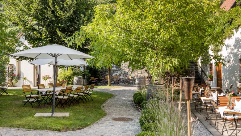 Winery Nigl courtyard with castle view, © Weingut Nigl GmbH Winery Nigl courtyard with castle view, © Weingut Nigl GmbH