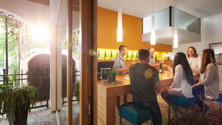 wine_tasting_c-urbanushof_-leonhard-hilzensauer_preview, © Leonhard Hilzensauer wine_tasting_c-urbanushof_-leonhard-hilzensauer_preview, © Leonhard Hilzensauer