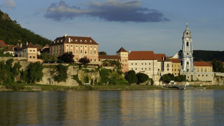 Exterior view of Dürnstein and castle, © Hotel Schloss Dürnstein GmbH Exterior view of Dürnstein and castle, © Hotel Schloss Dürnstein GmbH