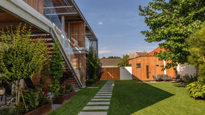 Apartmány Hausgnost, © Niederösterreich Werbung / Maximilian Pawlikowsky Moderný apartmánový komplex so záhradou a dreveným obložením.