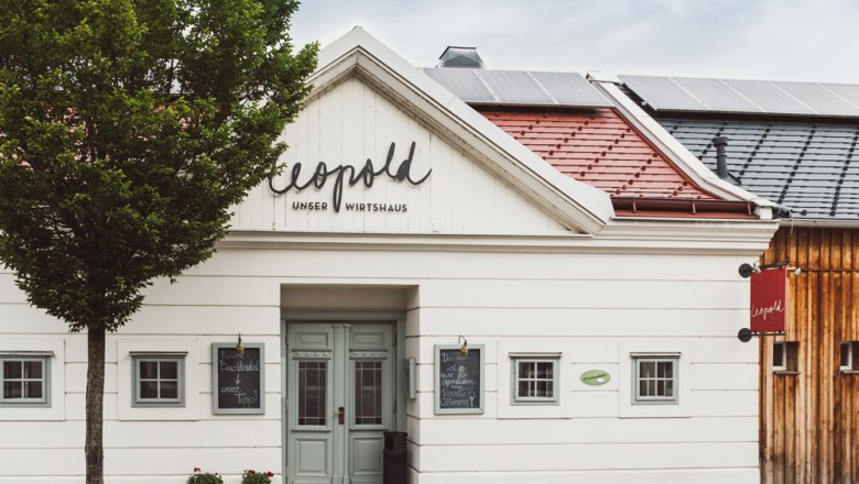 Hostinec s hotelom v Lilienfeld, © Niederösterreich Werbung/David Schreiber Tradičná krčma s drevenou fasádou a solárnymi panelmi na streche.