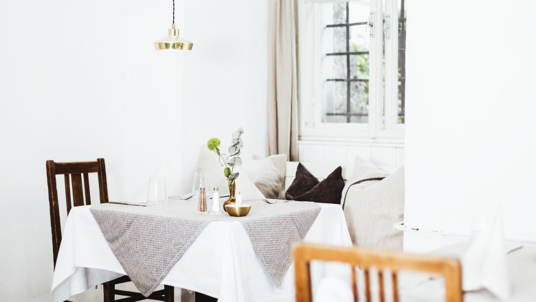 Spojenie kultúry a pôžitku, © Niederösterreich Werbung/David Schreiber Útulná reštaurácia s dreveným nábytkom a dekoráciami na stole.