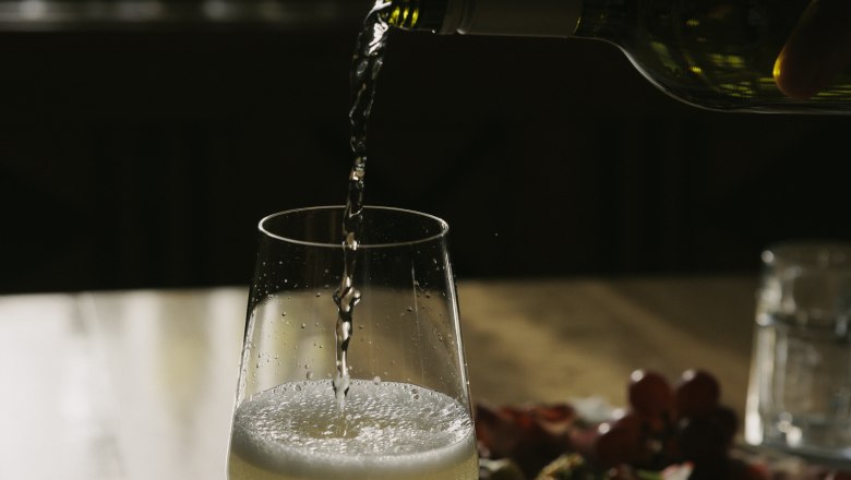 Pouring wine, © Weinviertel Tourismus / Sophie Menegaldo Pouring wine, © Weinviertel Tourismus / Sophie Menegaldo