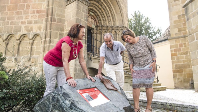 Karner Tulln, © Stadtgemeinde Tulln, Robert Herbst Eingangsportal Karner mit Personen davor 3 Personen