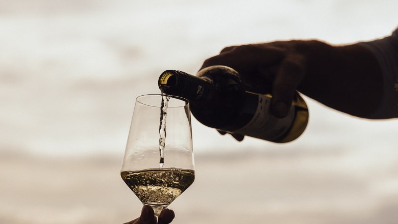 Pouring wine, © Weinviertel Tourismus / Sophie Menegaldo Pouring wine, © Weinviertel Tourismus / Sophie Menegaldo