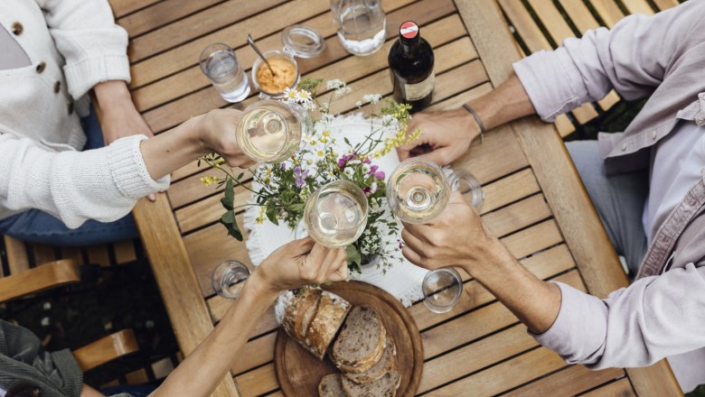 Wine tasting and snack, © Weinviertel Tourismus GmbH / Sophie Menegaldo Wine tasting and snack, © Weinviertel Tourismus GmbH / Sophie Menegaldo