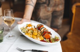 Ein Wirtshausklassiker: Grillspieß, © Niederösterreich Werbung/David Schreiber Ein Wirtshausklassiker: Grillspieß, © Niederösterreich Werbung/David Schreiber