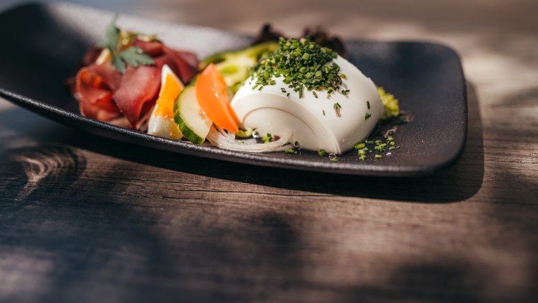 Raw venison ham with sheep croquettes, © Niederösterreich Werbung/Daniela Führer Raw venison ham with sheep croquettes, © Niederösterreich Werbung/Daniela Führer