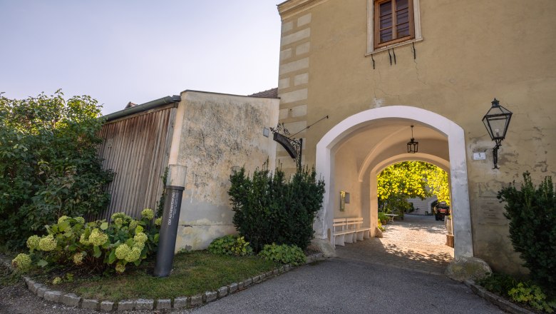 Oberstockstall Estate, © Niederösterreich Werbung / Maximilian Pawlikowsky Vstupná brána na panstvo Oberstockstall s rastlinami a lampou.