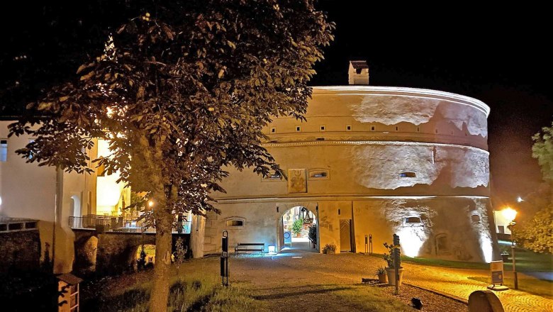 Zámok Pöggstall v noci, © Marktgemeinde Pöggstall Zámok Pöggstall v noci, © Marktgemeinde Pöggstall