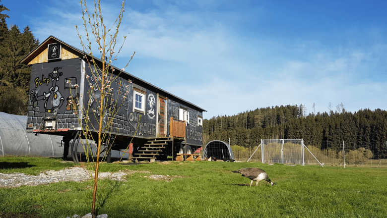 Tiny House Living Legends exterior view in summer, © Edermühle Tiny House Living Legends exterior view in summer, © Edermühle
