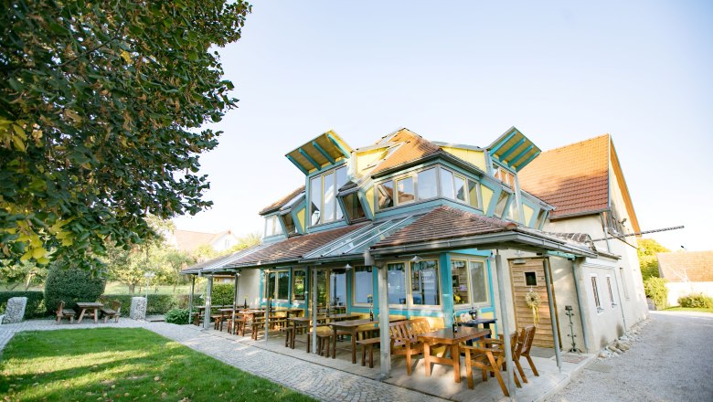 Heurigen restaurant outside, © schwarz-koenig.at Heurigen restaurant outside, © schwarz-koenig.at