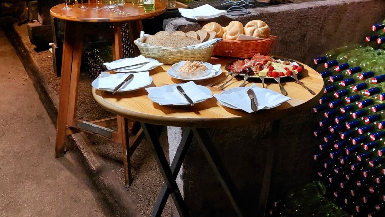 Tasting in the wine cellar, © Luegmayer Tasting in the wine cellar, © Luegmayer