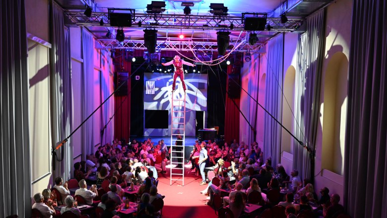 In-house production Kreuzverhör Papierfabrik Varieté, © Stefan Wasner In-house production Kreuzverhör Papierfabrik Varieté, © Stefan Wasner