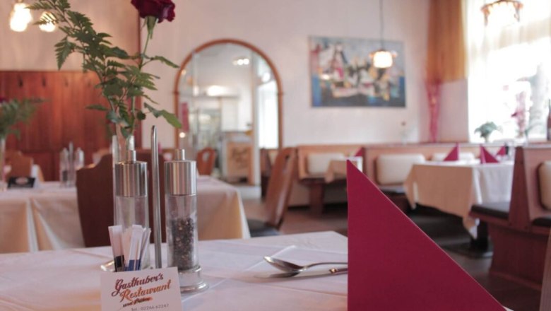 Restaurant Wirtshaus inside, set table with flower, © Gasthubers Wirtshaus Restaurant Wirtshaus inside, set table with flower, © Gasthubers Wirtshaus