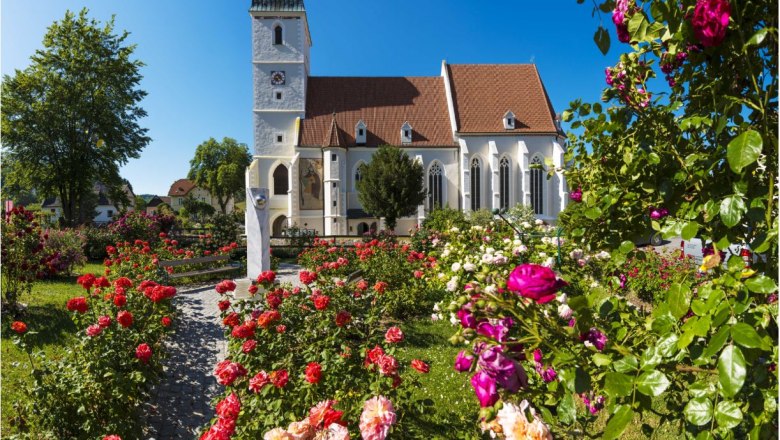 Fortified church with rose garden in Kirchschlag, © Wiener Alpen/Walter Strobl Fortified church with rose garden in Kirchschlag, © Wiener Alpen/Walter Strobl
