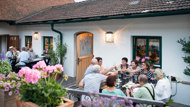 wine-tavern_c_urbanushof-_-leonhard-hilzensauer, © Leonhard Hilzensauer wine-tavern_c_urbanushof-_-leonhard-hilzensauer, © Leonhard Hilzensauer