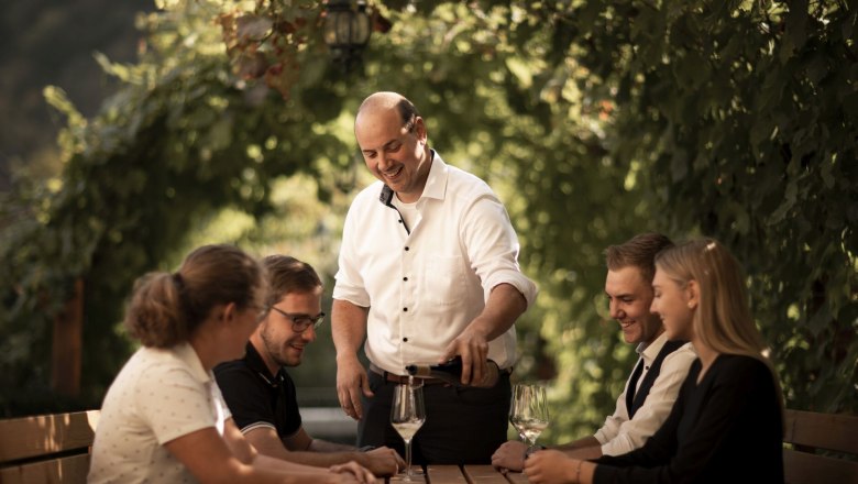 Guests at the Heurigen_Christoph Donabaum, © Nimo Zimmerhackl Guests at the Heurigen_Christoph Donabaum, © Nimo Zimmerhackl