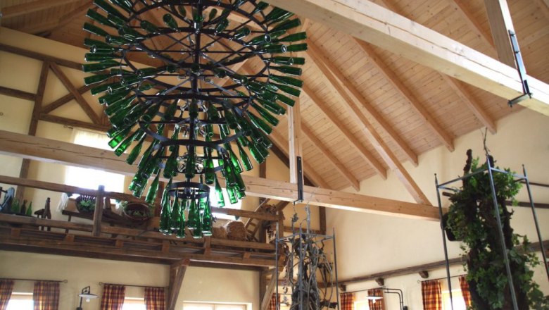 Funny chandelier in the Severinhof wine tavern, © Familie Schwaighofer Funny chandelier in the Severinhof wine tavern, © Familie Schwaighofer