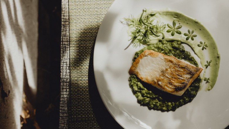 Pike-perch fillet on lemongrass, spinach risotto with basil cream, © Niederösterreich Werbung/Sophie Menegaldo Pike-perch fillet on lemongrass, spinach risotto with basil cream, © Niederösterreich Werbung/Sophie Menegaldo
