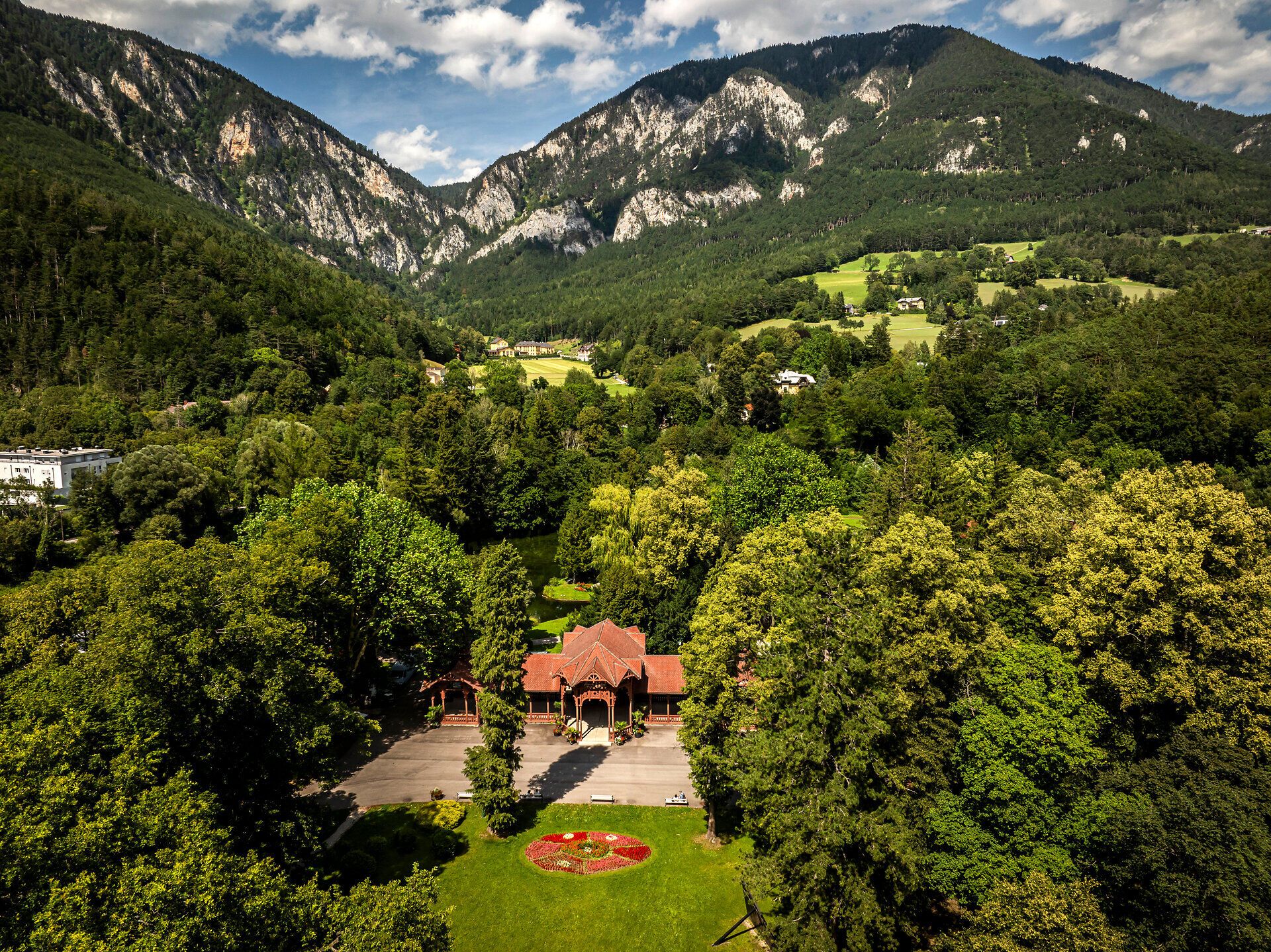 Idylická krajina obklopená majestátnymi horami a sviežou zeleňou vás pozýva na nezabudnuteľné zážitky. Zvlnené kopce a žiarivo modrá obloha vytvárajú dokonalú kulisu pre dni oddychu v prírode. Tu, kde môžete zažiť krásu Viedenských Álp, pocítite pokoj a čaro hôr.