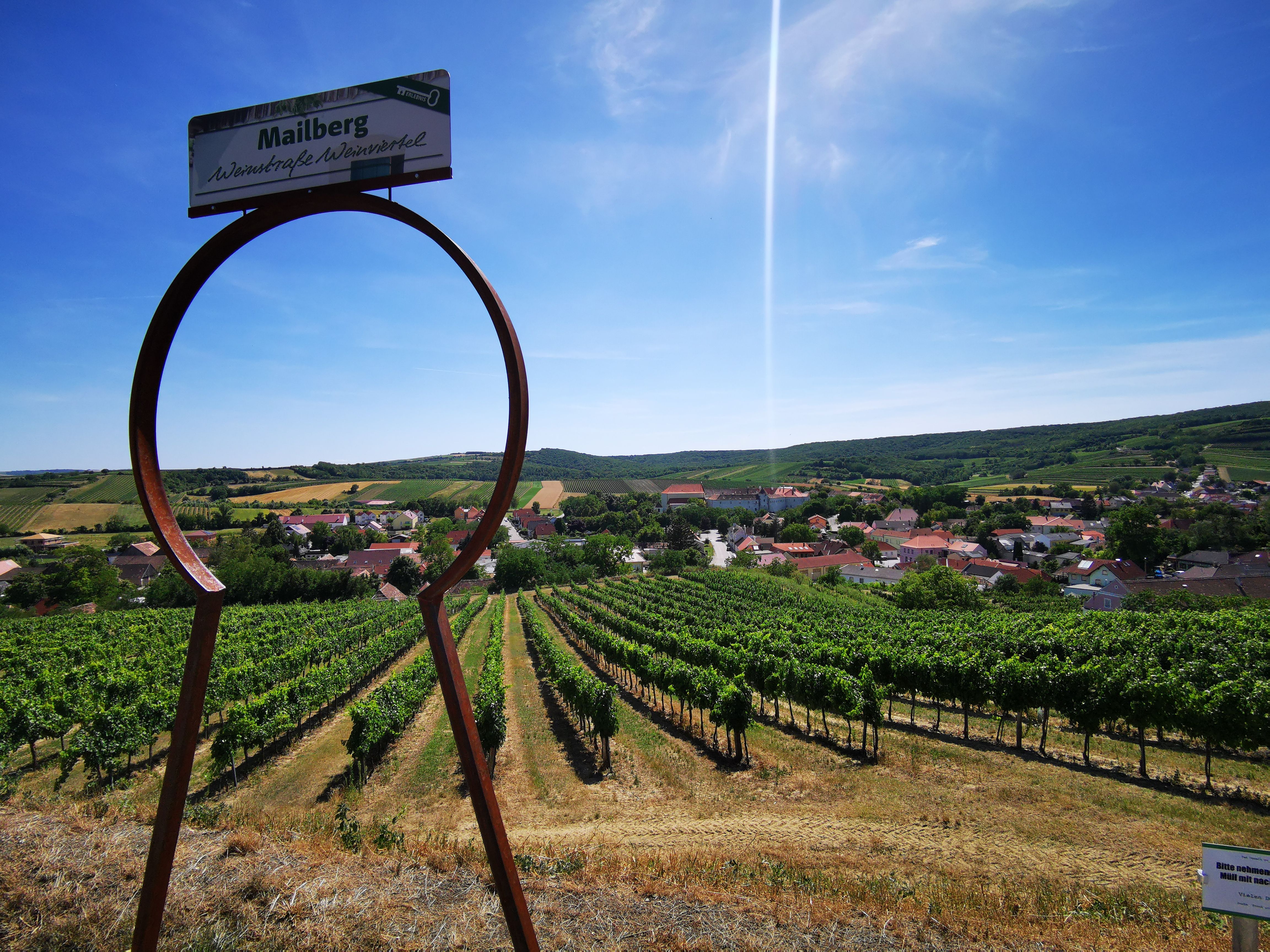 Pohľad na vinice a dedinu cez veľký symbol kľúčovej dierky v Mailbergu.