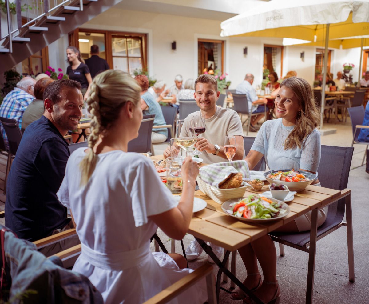 Štyria hostia v hoteli Viecha