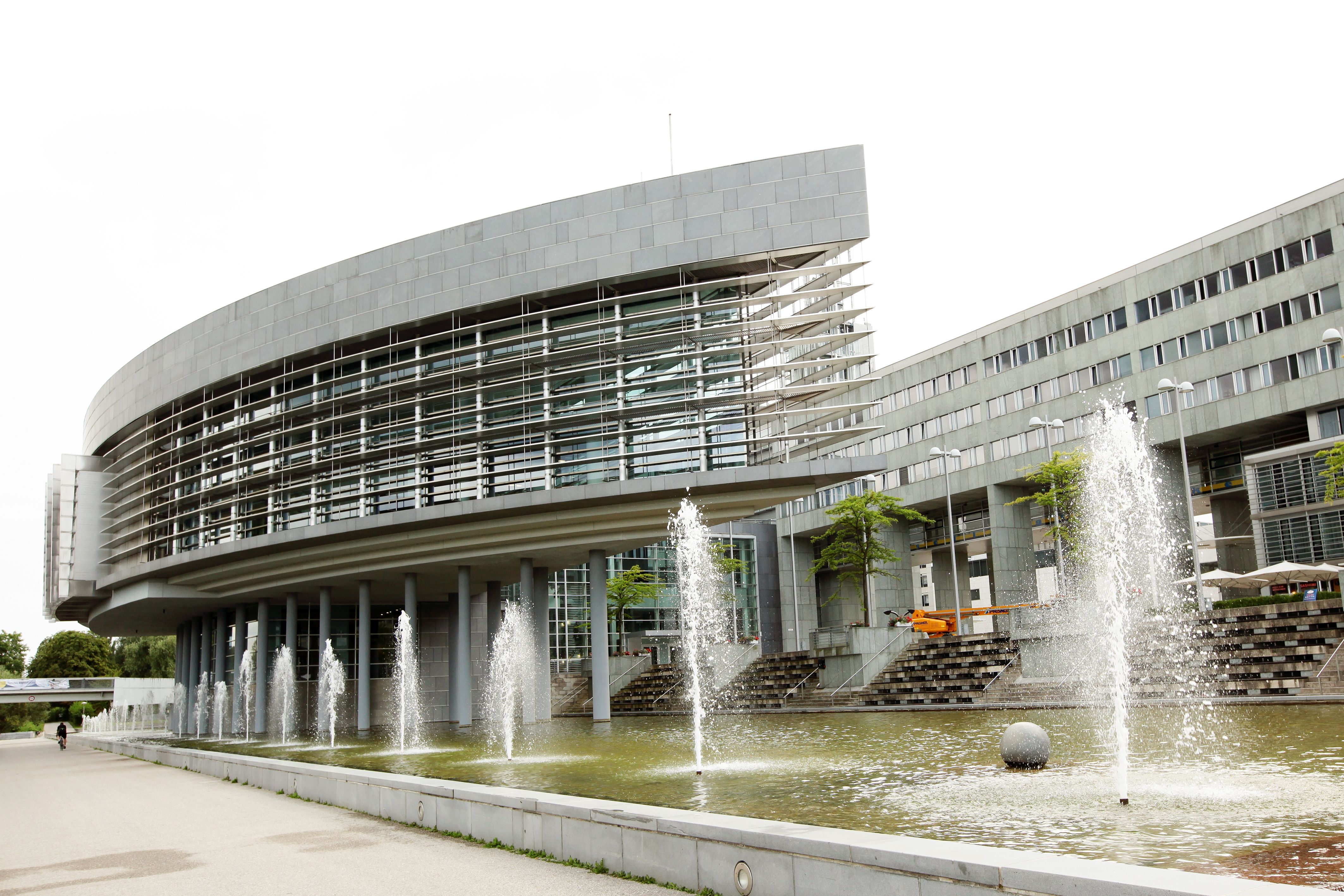 Landhaus St. Pölten s modernými stavebnými konštrukciami a fontánou v popredí.
