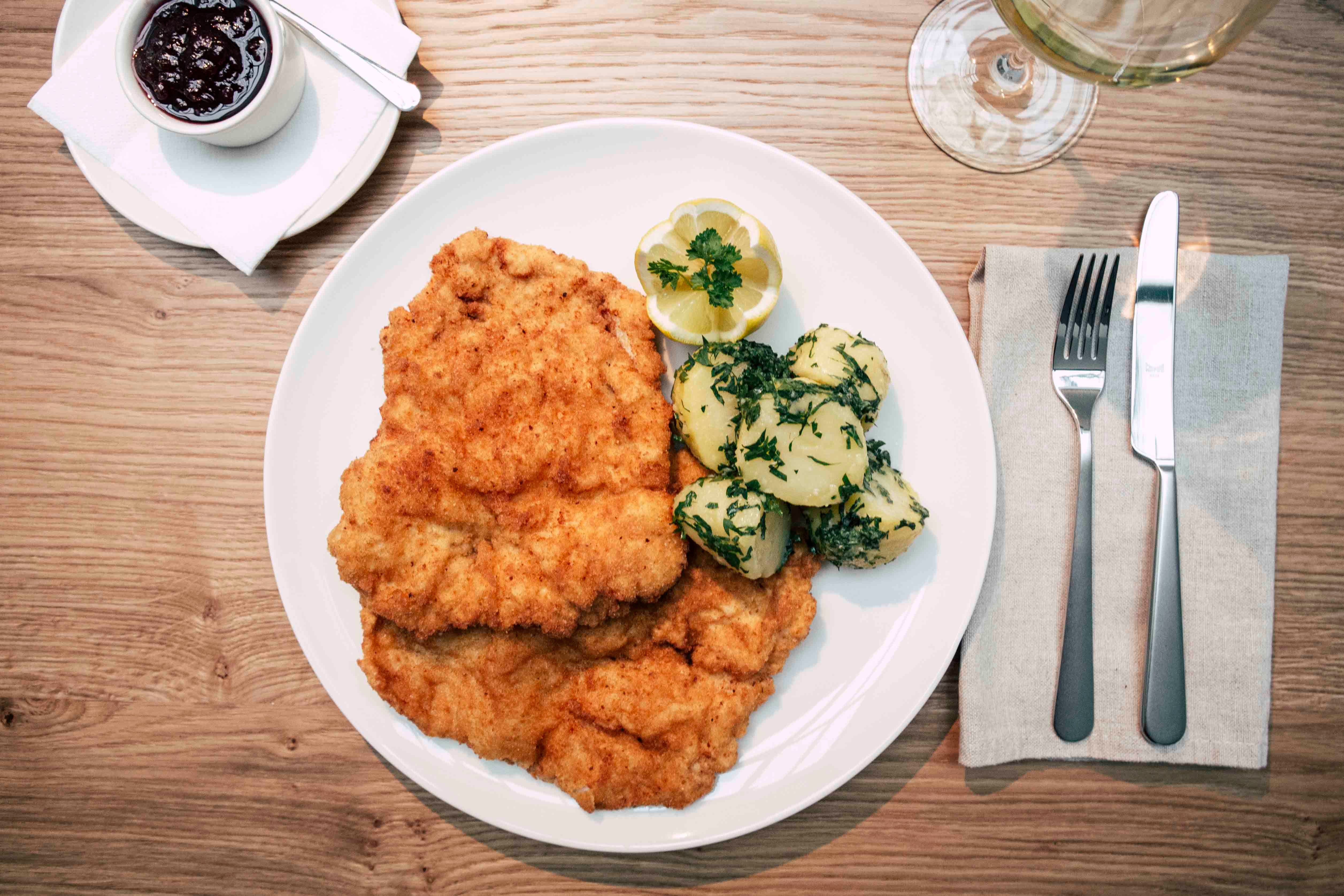 Wiener schnitzel s petržlenovými zemiakmi a brusnicami.