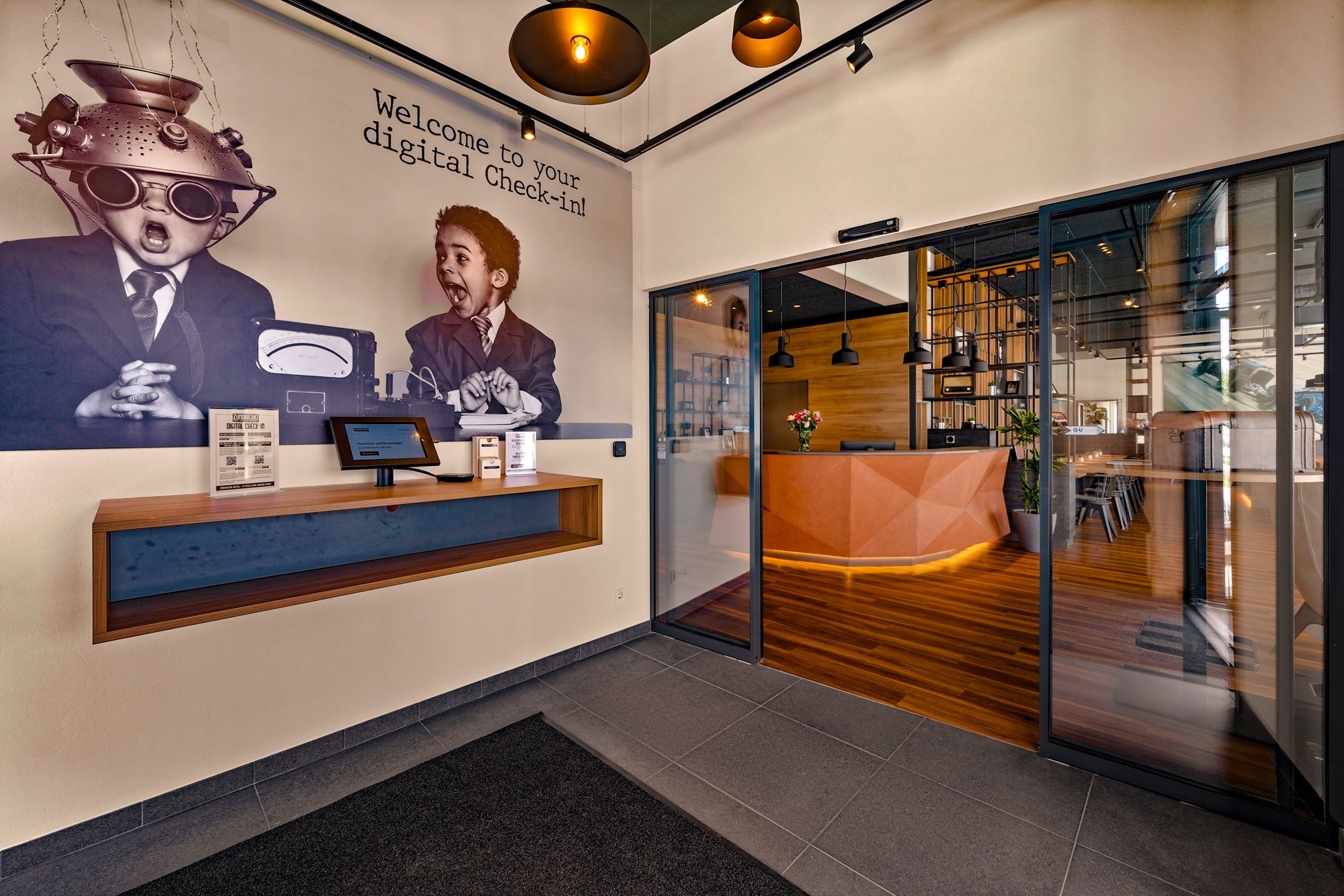 Vstupná časť moderného motela s digitálnym check-inom a štýlovou recepciou.