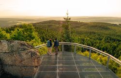 Zwei Frauen stehen auf der Aussichtsplattform am Nebelstein und genießen den weiten Ausblick über die Waldlandschaft