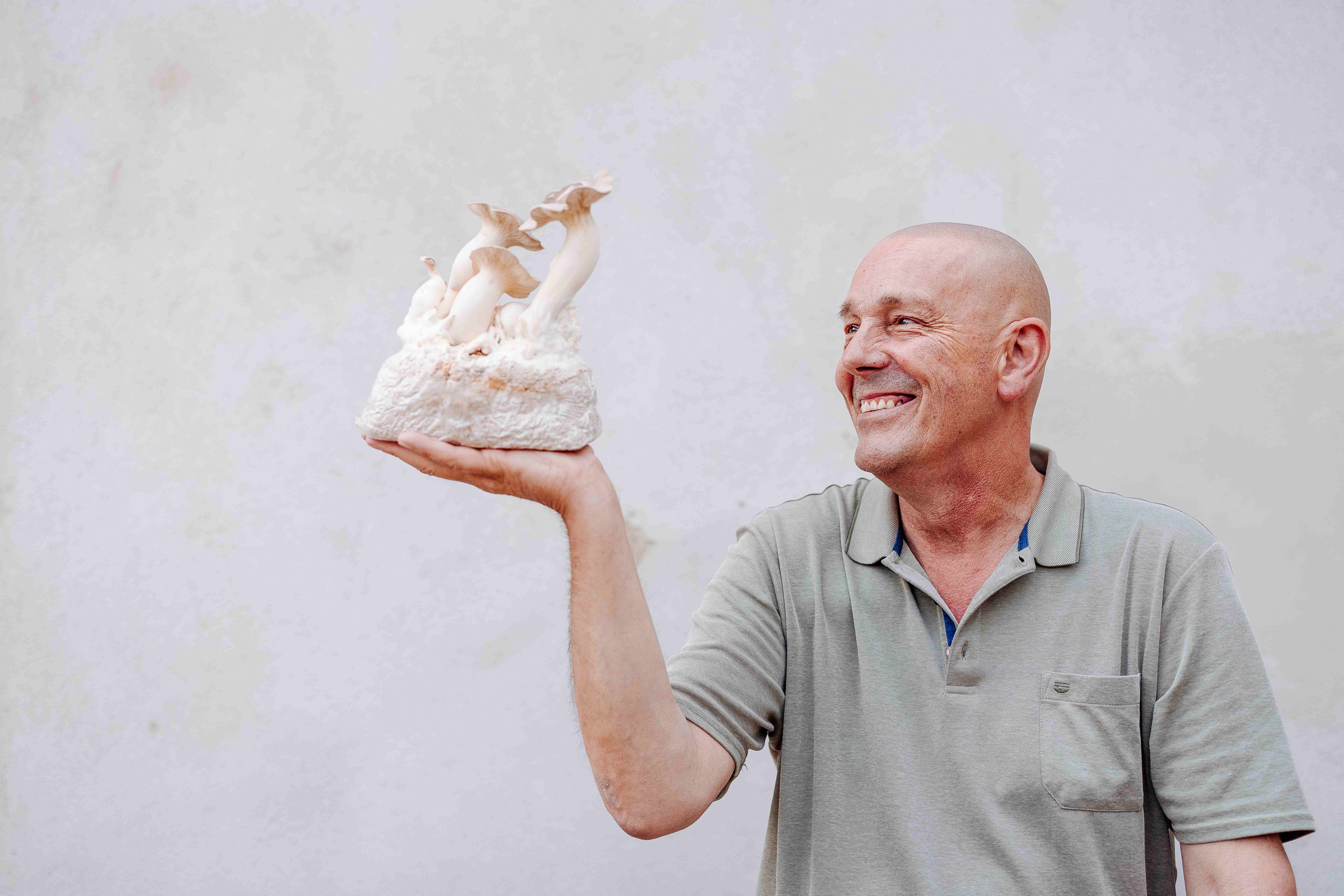 Rozžiarený muž hrdo drží nádhernú sochu, ktorá odráža krásu prírody. Jemné farby a umelecký dizajn vás pozývajú objavovať špeciality Gastronómie tohto regiónu. Dokonalá chvíľa na oslavu spojenia medzi umením a potešením.