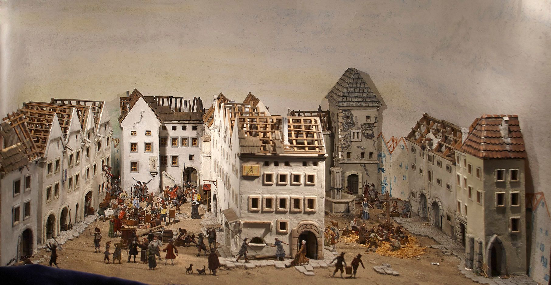 Miniatúrne mestečko s postavičkami v historickom prostredí.