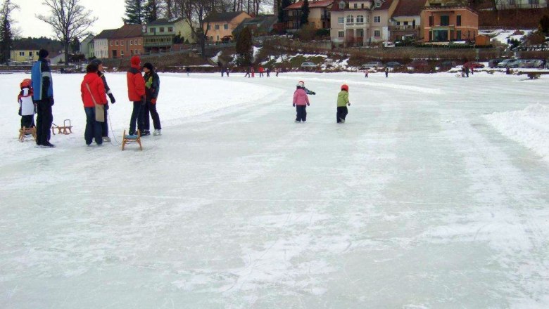 Ice skating at the Allentsteig town lake, &copy; Waldh&ouml;r