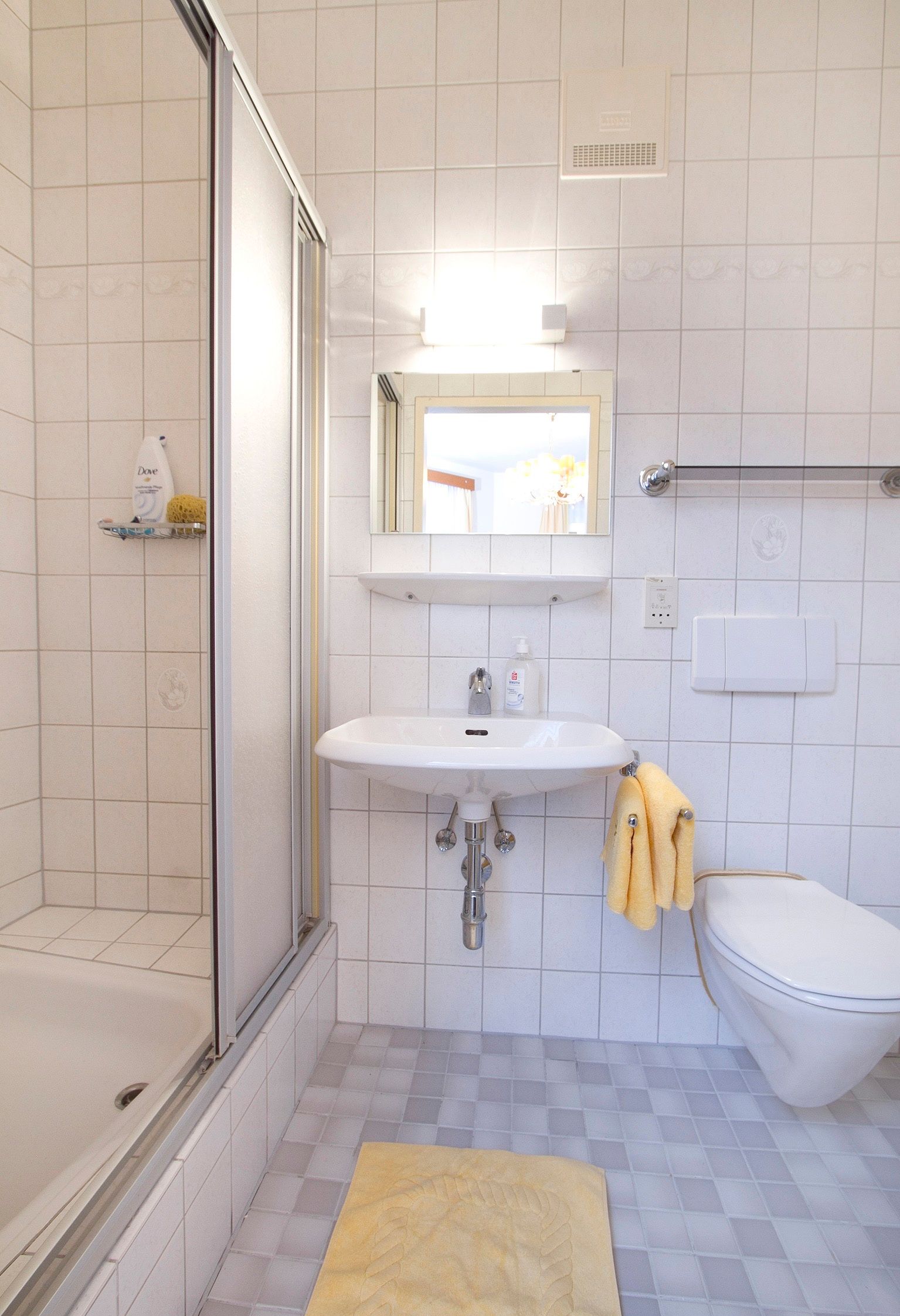 Moderná kúpeľňa so sprchovacím kútom, umývadlom a WC.