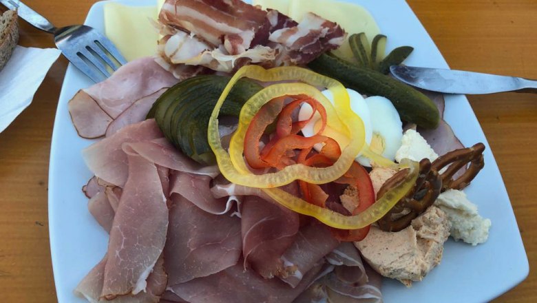 Heurigen platter, Hauer winery and Buschenschank (typical tavern), H&ouml;flein, &copy; Donau Nieder&ouml;sterreich