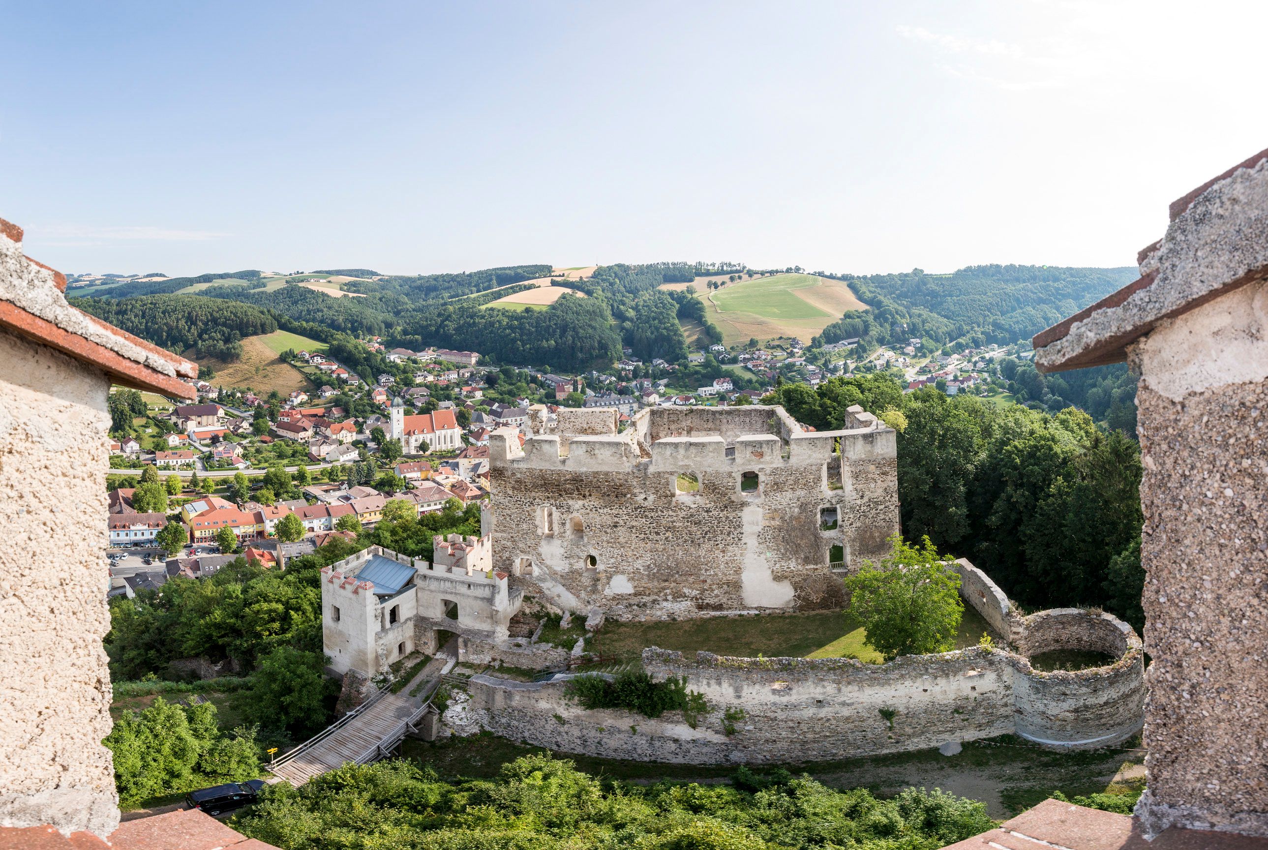 Panoramatický pohľad na zrúcaninu hradu Kirchschlag a okolitú krajinu.