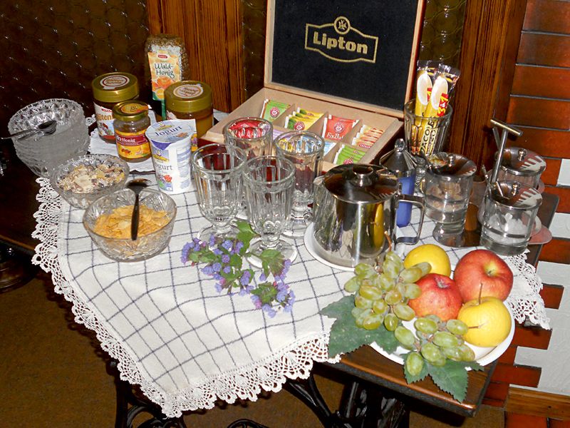 Raňajkový bufet s rôznymi čajmi, ovocím a nátierkami.