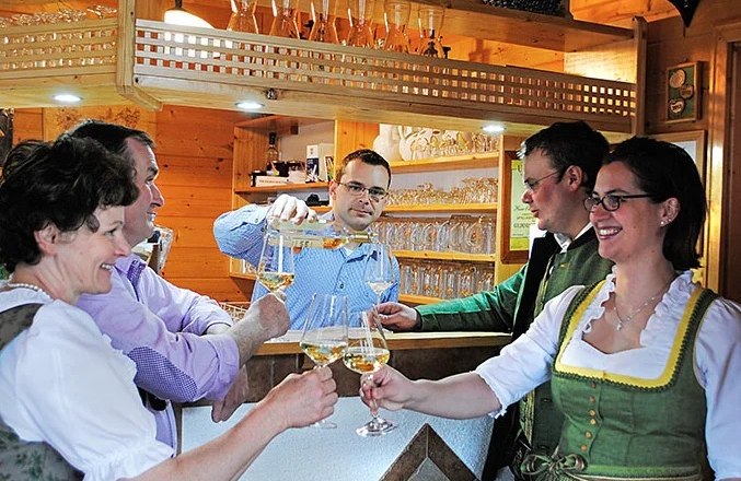 Social get-together at the Tavern Steurer, © Mostheurigen Steurer