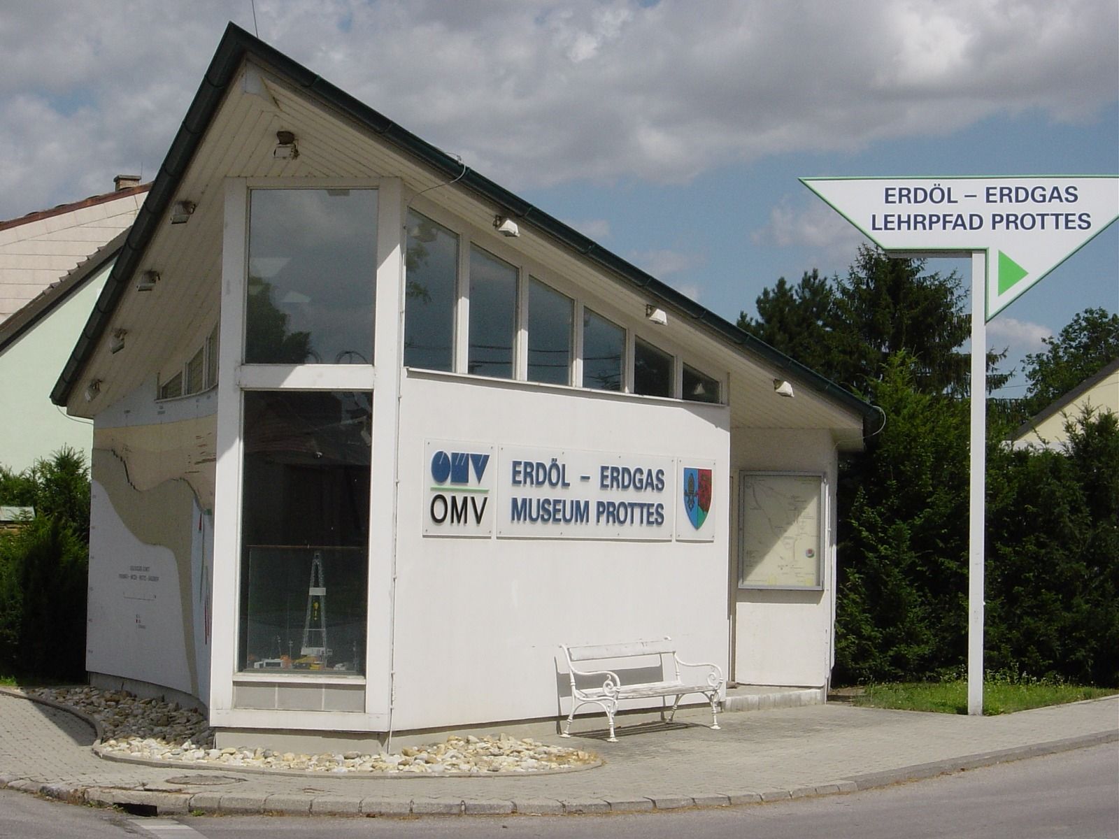 Budova múzea zemného plynu Prottes s ukazovateľom.