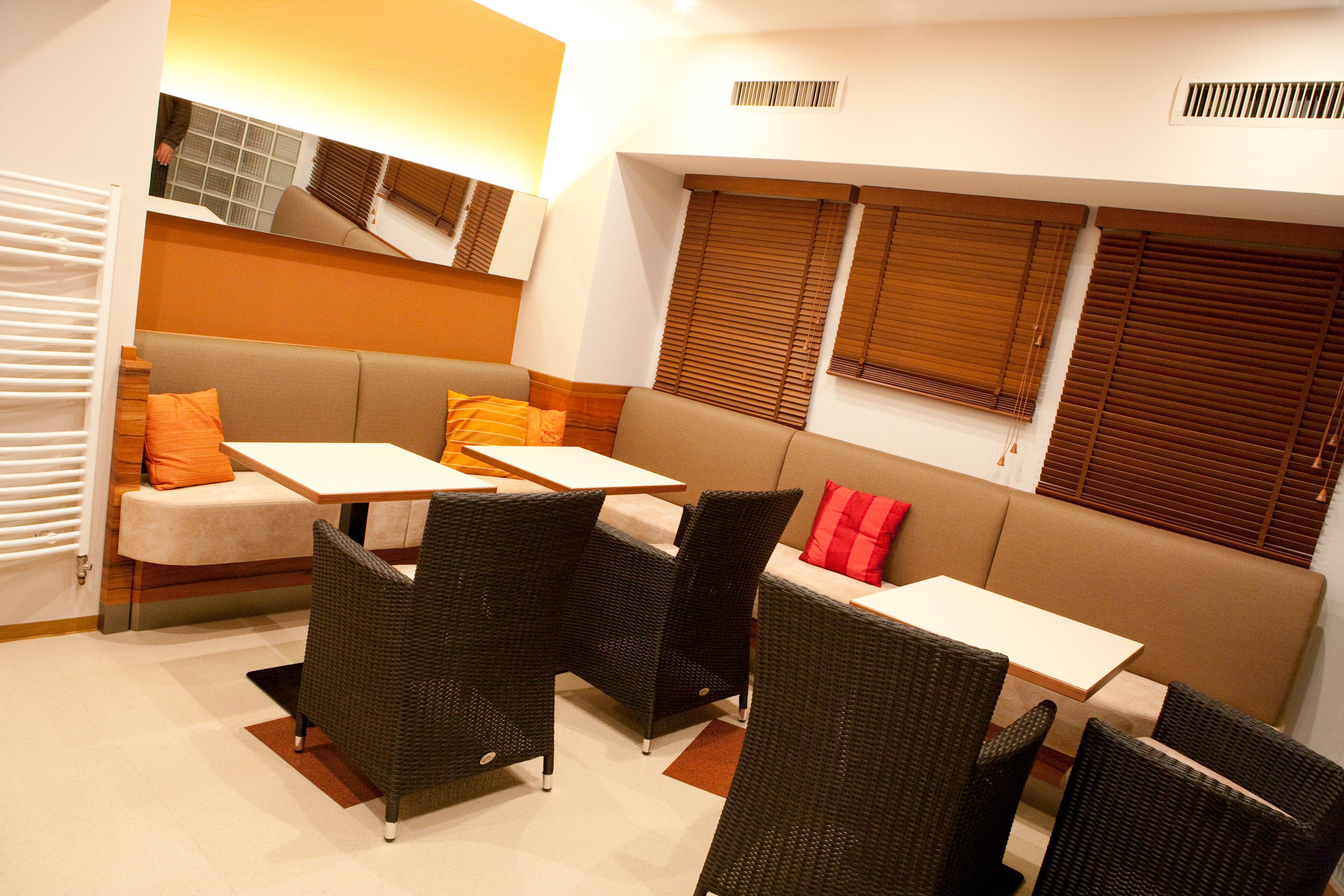 Útulný salónik s pohovkami, stolmi a stoličkami.