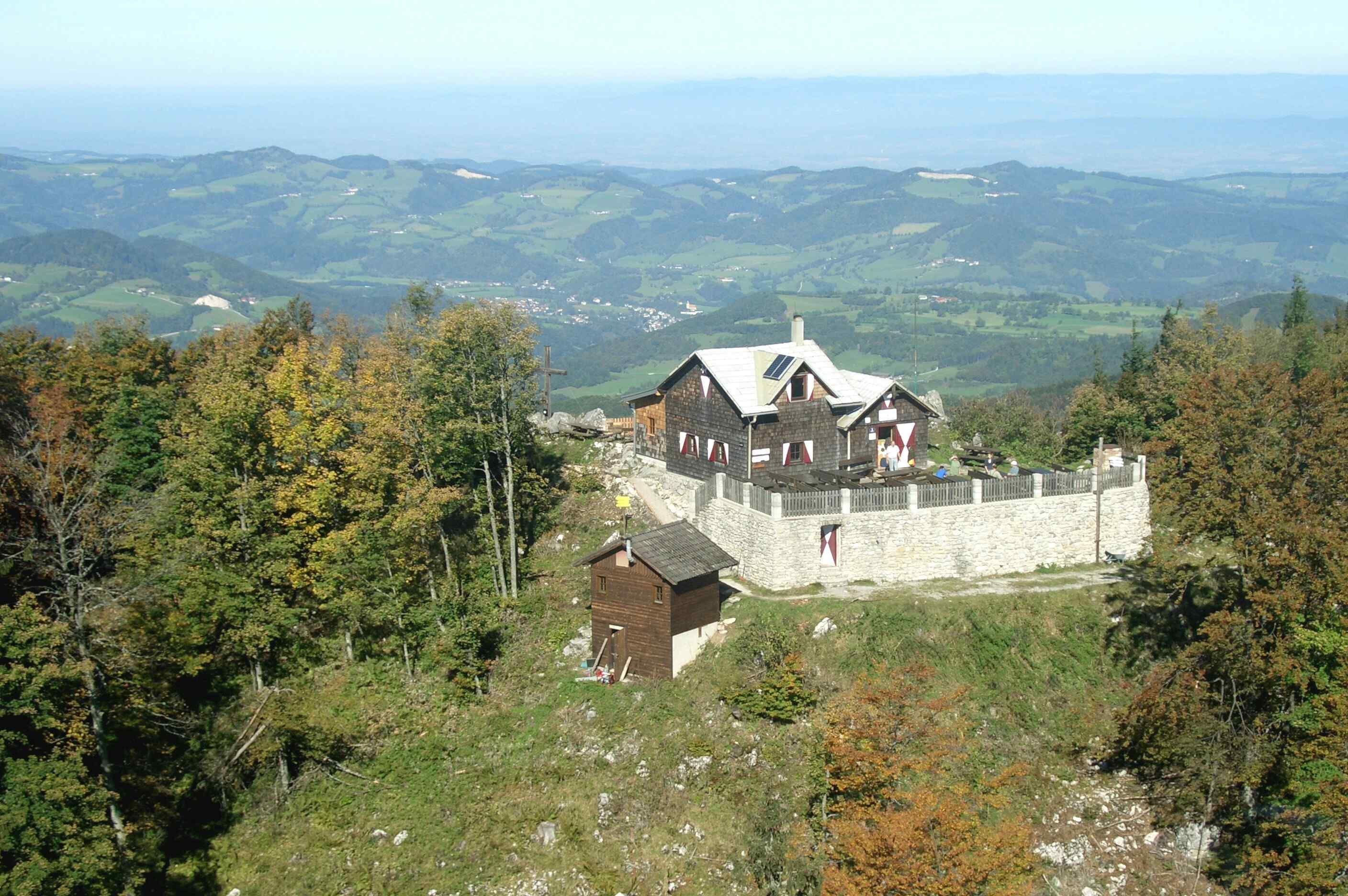Horská krajina s domom Otta Kandlera v popredí.