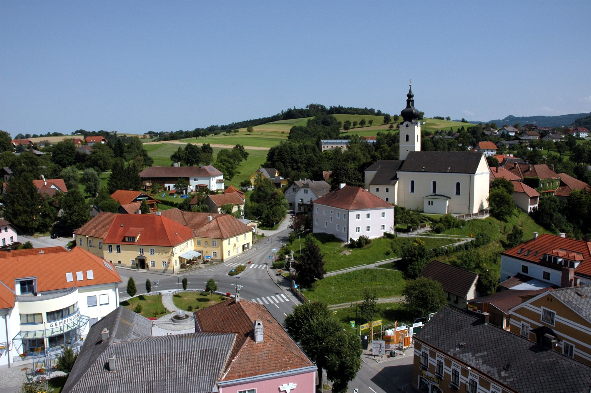 Letecký pohľad na Oberndorf an der Melk s kostolom a okolitými budovami.