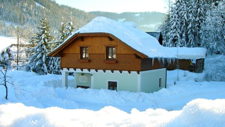 Pohľad na dom v zime, &copy; Margarete Bachner