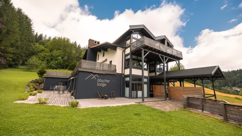 Ötscher Lodge, © Niederösterreich Werbung / Maximilian Pawlikowsky Ötscher Lodge v zelenom zalesnenom prostredí s modrou oblohou.