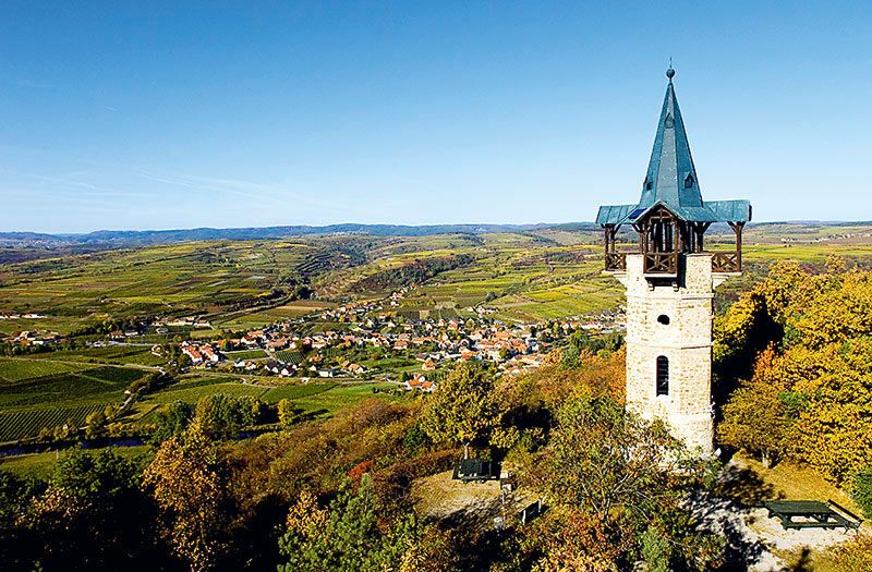 Kamptalwarte na kopci s výhľadom na širokú krajinu a dedinu.