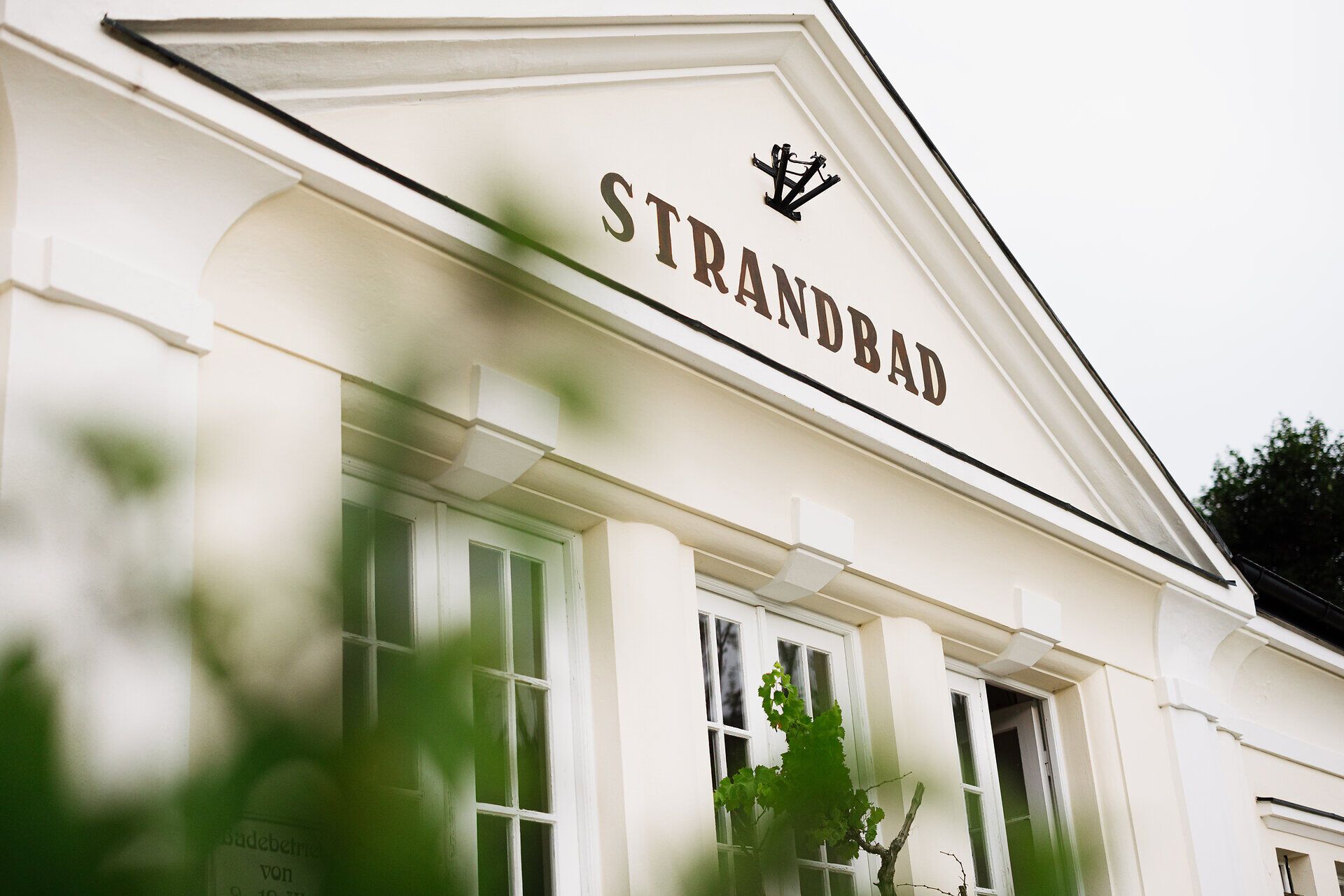 Hotel Alpenstrandbad Edlach vás svojou očarujúcou architektúrou a pokojnou atmosférou pozýva na dlhšie zotrvanie. Toto miesto, obklopené sviežou zeleňou a majestátnou kulisou Viedenských Alp, je ideálnym miestom pre tých, ktorí hľadajú relax a milujú prírodu.