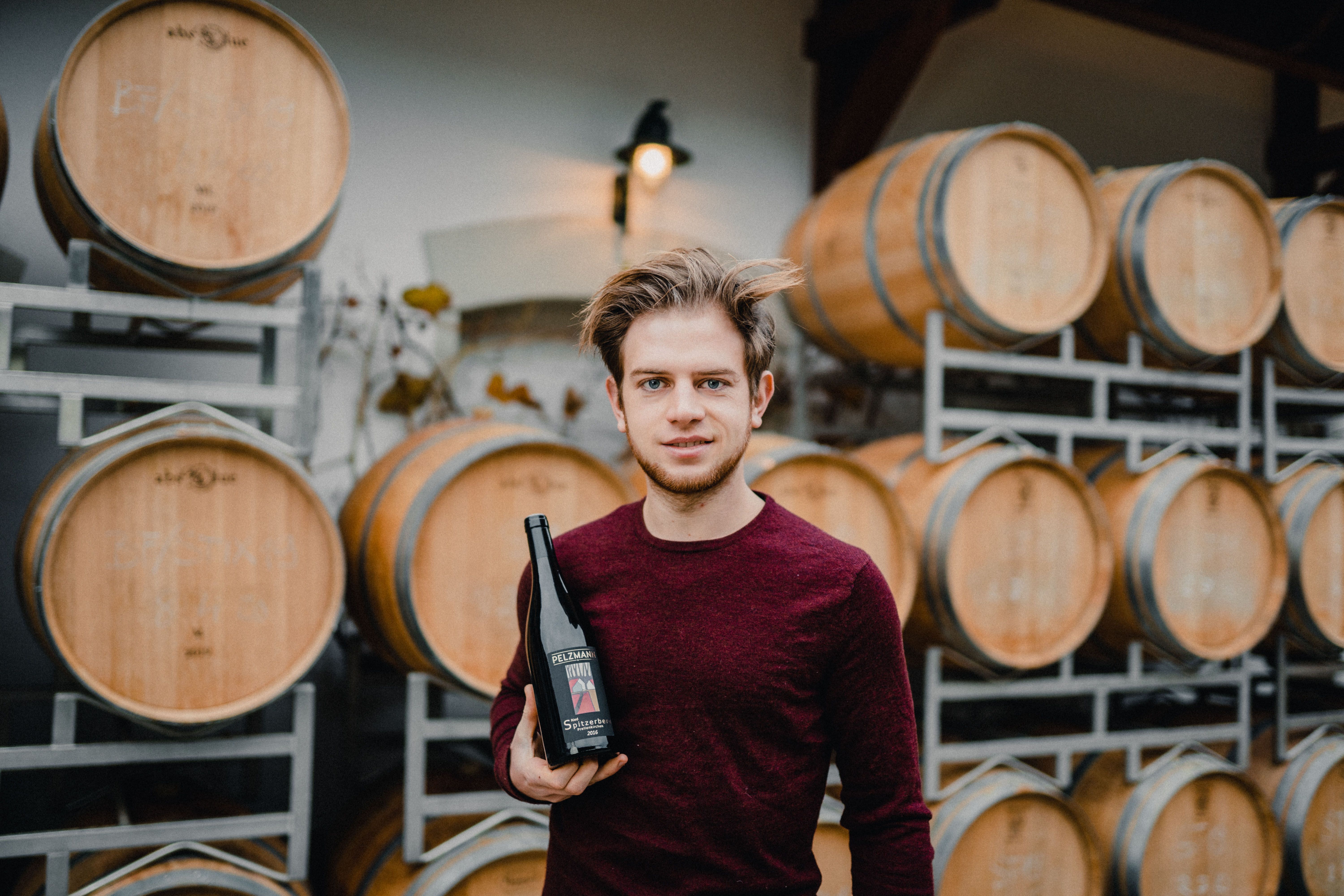 Vinár Pelzmann vo vínnej pivnici