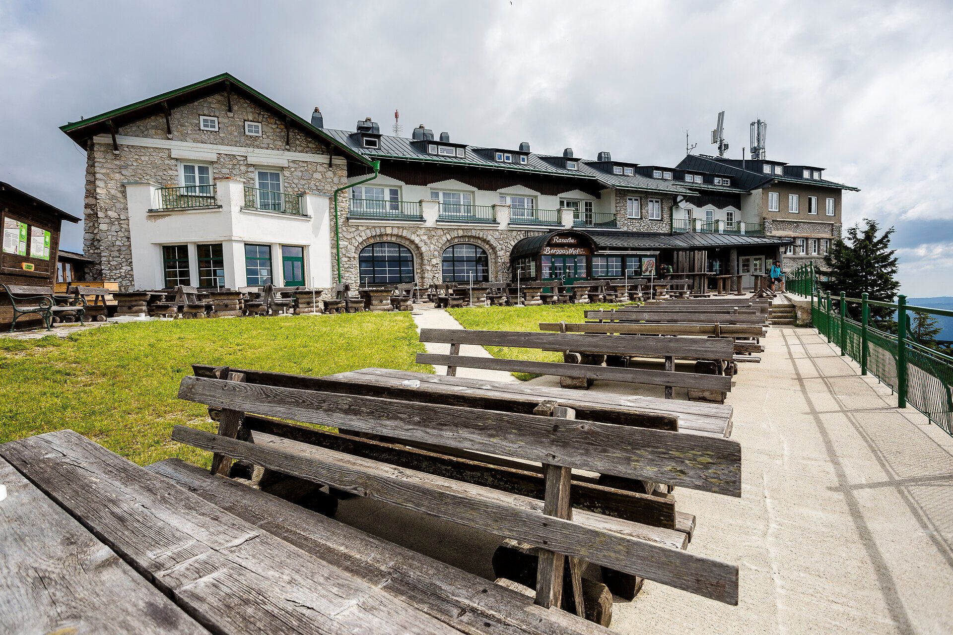 Zvlnené kopce a pôsobivá architektúra horského hostinca pozývajú turistov na zaslúžený oddych. Toto miesto obklopené úchvatnou prírodou Viedenských Álp ponúka dokonalú kulisu pre nezabudnuteľné zážitky v horách.