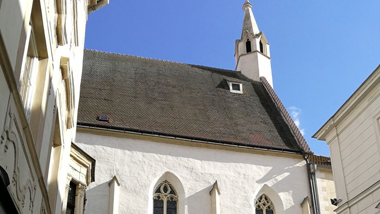 Bürgerspitalskirche v Kremse so špicatou vežou a gotickými oknami.